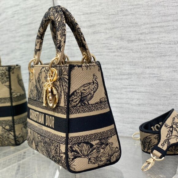 Dior Classic Collection Handbag | The Perfect Blend of Luxury & Style - Picture 4 of 7